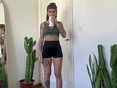 试过橡皮筋瑜伽跟纹身健身辣妹吗？