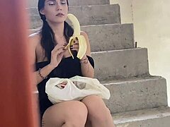 mi vecina ama la banana tanto que ahora quiere chupar la mia en porno espanol