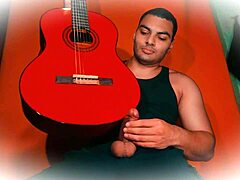 Sexy bodybuilder strokes 18cm monster cock guitar rub to explosive finish