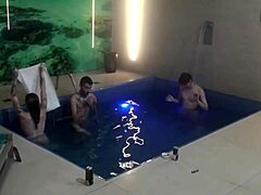 汽车旅馆泳池狂野3P