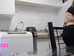 empregada esfrega buceta inchada na máquina de lavar na cozinha